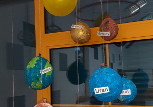 układ słoneczny z balonów wykonany przez dzieci